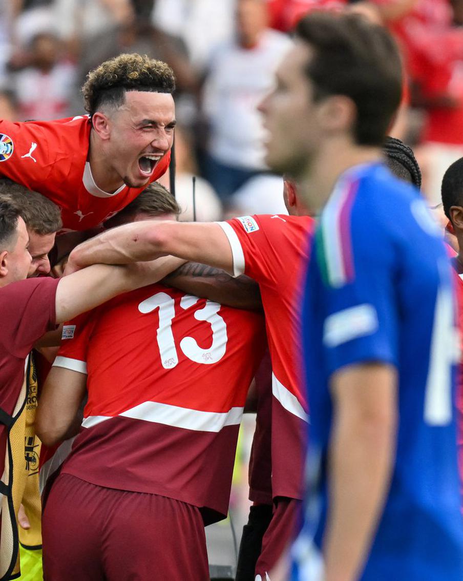 Сборная Италии потеряла звание чемпиона Европы по футболу, проиграв вчера команде Швейцарии