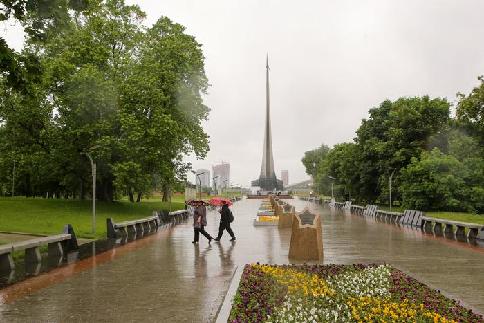 До конца дня в Москву может прийти сильный дождь, который будет сопровождаться ветром, грозой и градом