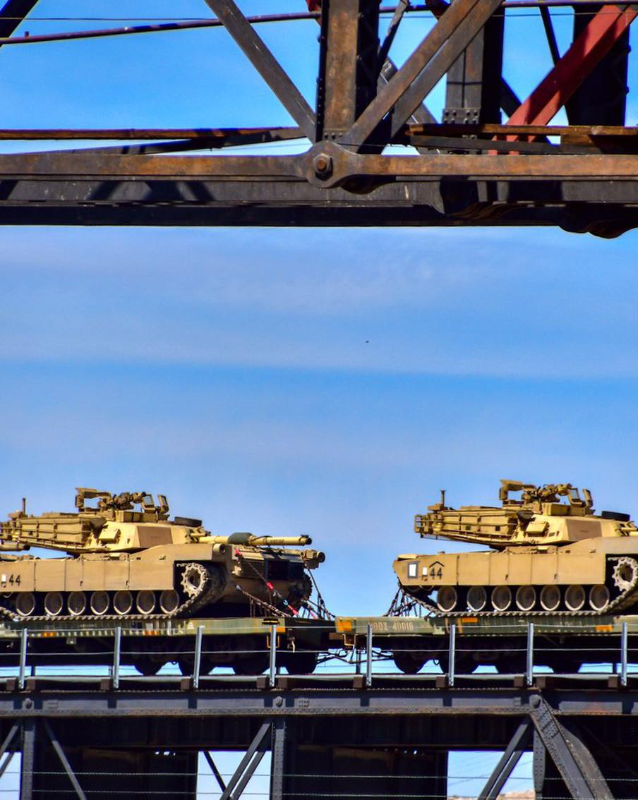 Новая партия американских танков Abrams была доставлена на базу НАТО на западе Польши