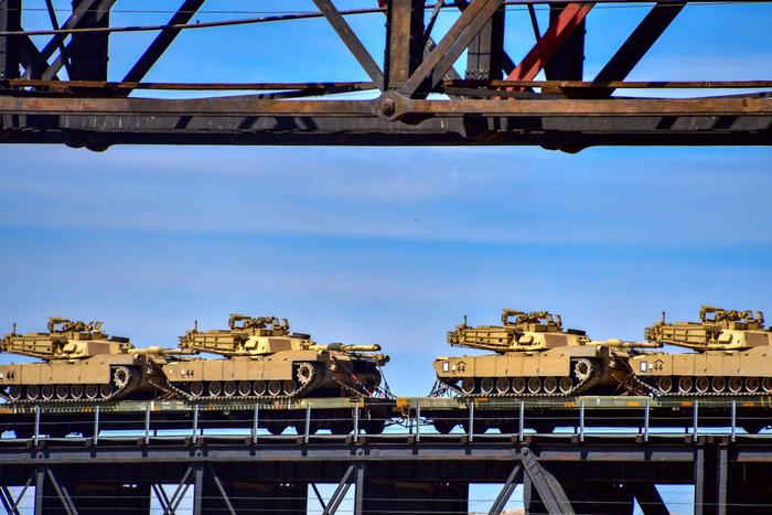 Новая партия американских танков Abrams была доставлена на базу НАТО на западе Польши