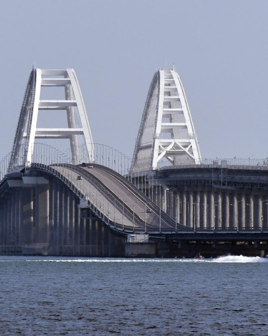 Очередь ожидающих проезда через Крымский мост автомобилей достигла более тысячи машин