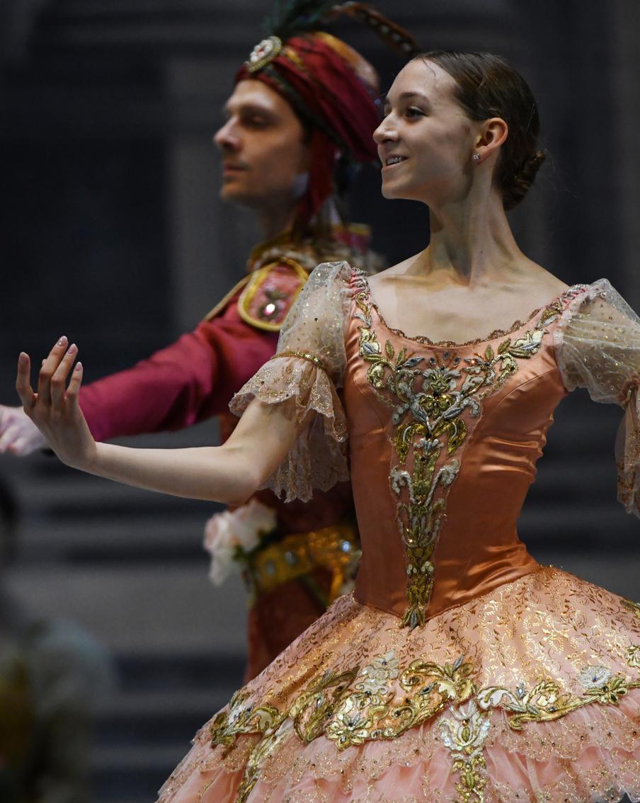 "Даже запах театральной пыли – на всю жизнь!": балерина Ева Сергеенкова рассказала о работе