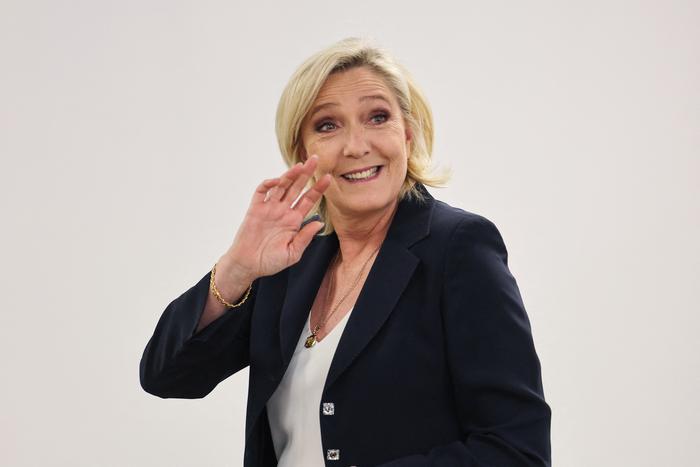 Вчерашние маргиналы выигрывают выборы во Франции, а Макрон остаётся не у дел