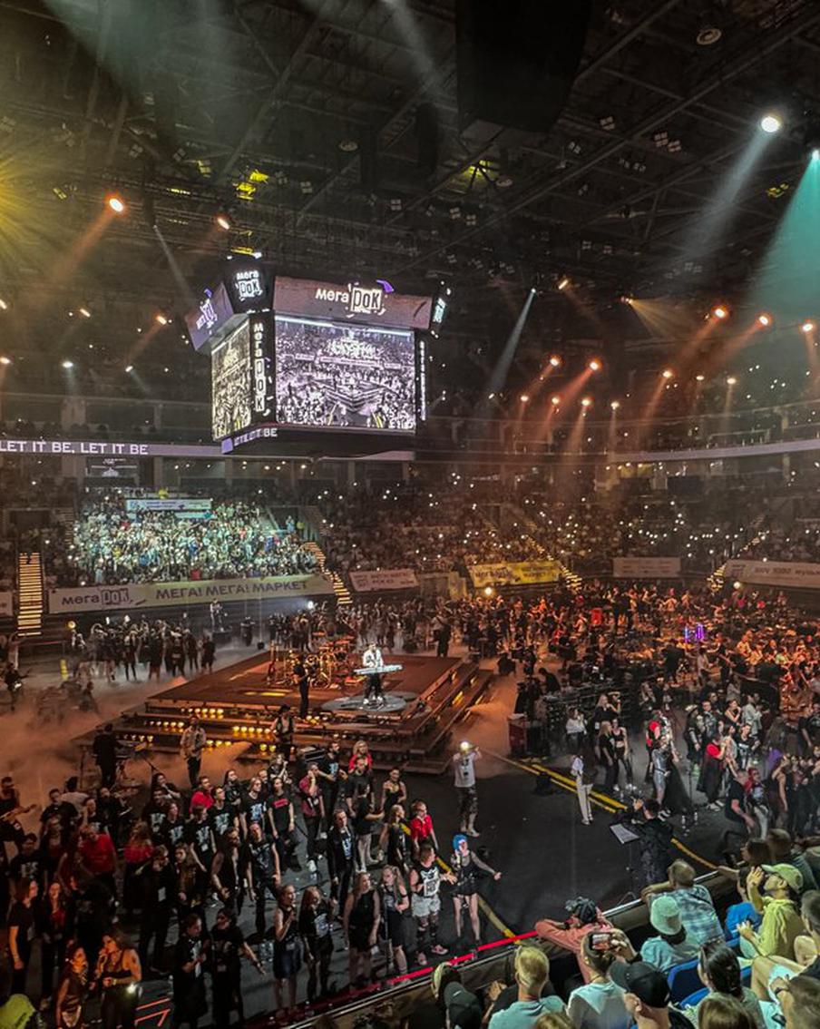 Настоящий МегаРок устроили 1000 музыкантов на одной сцене во время концерта в Москве