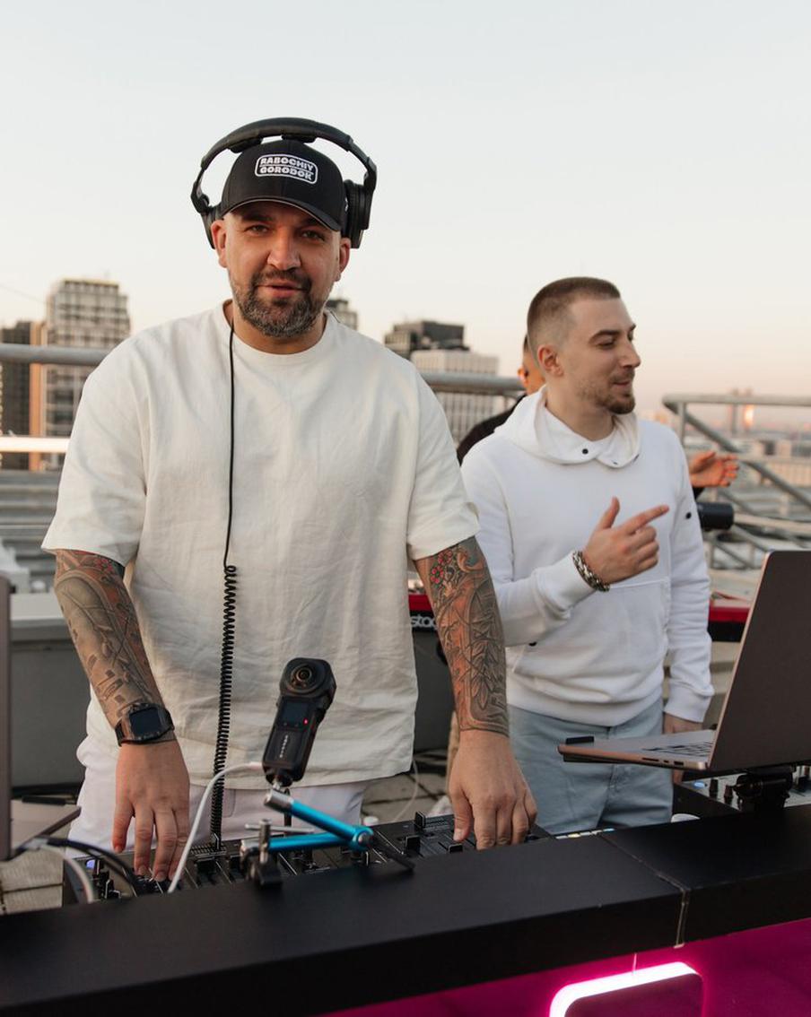 Баста отыграл сет электронной музыки на московской крыше