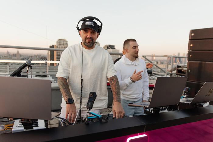 Баста отыграл сет электронной музыки на московской крыше