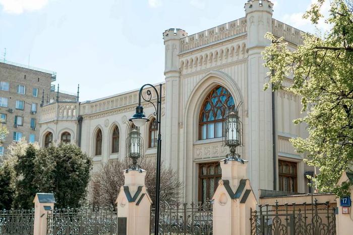 Премия "Золотая маска" завершилась, театральные прогулочные маршруты остались