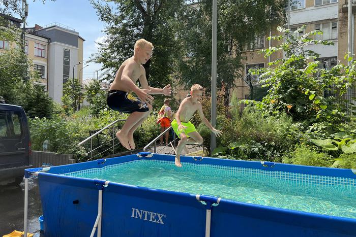 В центре Москвы жители многоэтажки так устали от жары, что решили... поставить во дворе самый настоящий бассейн