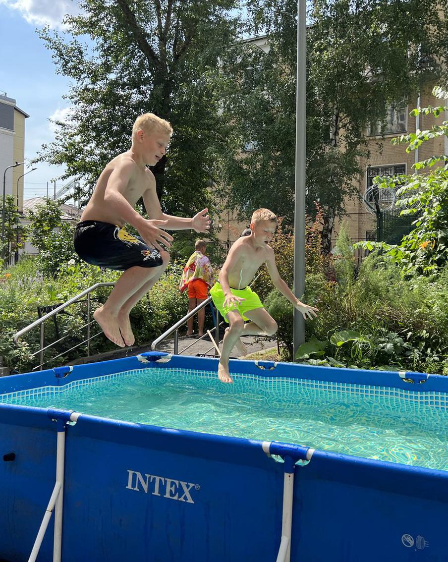 В центре Москвы жители многоэтажки так устали от жары, что решили... поставить во дворе самый настоящий бассейн