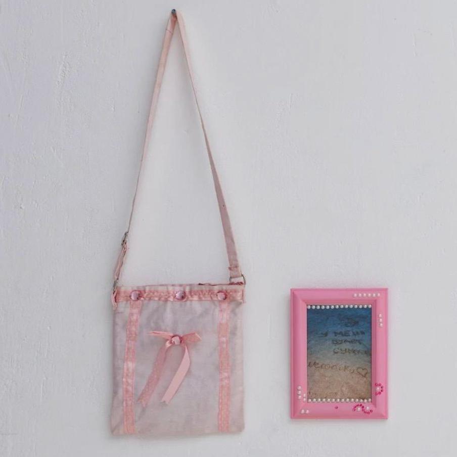 "Моя первая сумочка, которую я сшила в 11 лет" – это действительно первая работа Ники Сарычевой, которая впоследствии стала артефактом и одним из экспонатов.