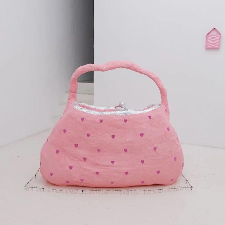 Гигантская "Сумка Пандоры" создана при помощи папье-маше, акрила, потали и страз.