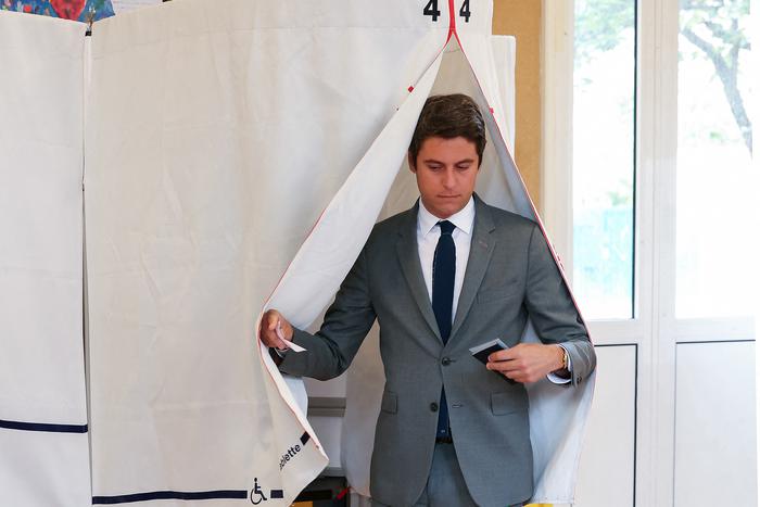 Во Франции начался второй тур выборов в парламент. В первом туре выиграла партия оппонентки Макрона