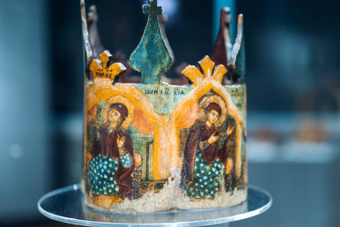 С лучами, лилиями, дужками и шарами: в ГИМе хранится крупнейшая коллекция брачных венцов