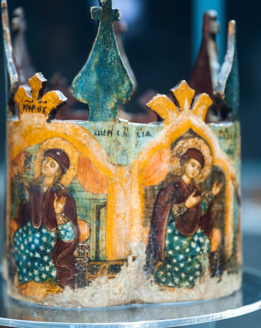 С лучами, лилиями, дужками и шарами: в ГИМе хранится крупнейшая коллекция брачных венцов