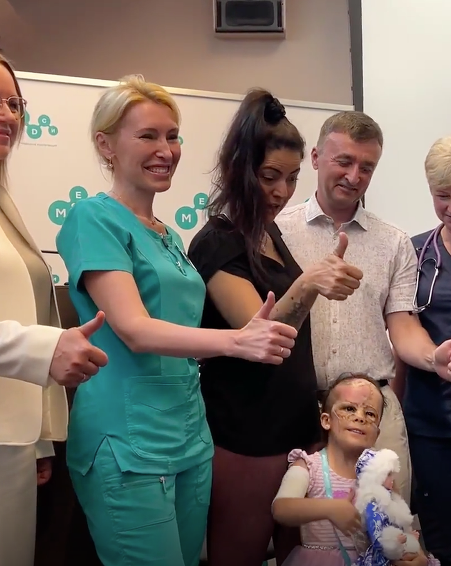 Российские врачи сняли "маску Бэтмена" с лица девочки из США