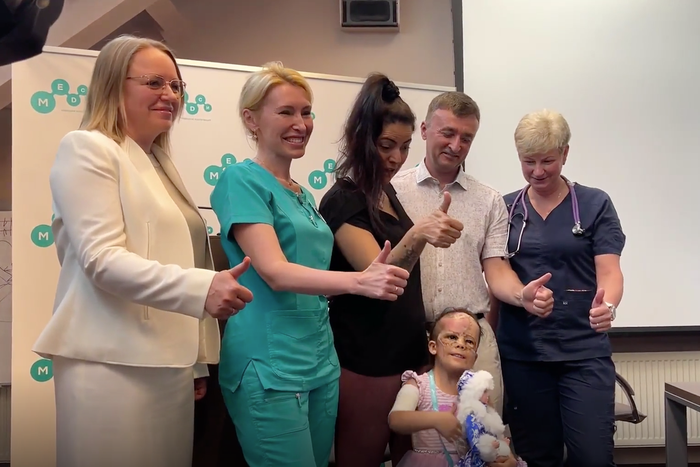 Российские врачи сняли "маску Бэтмена" с лица девочки из США