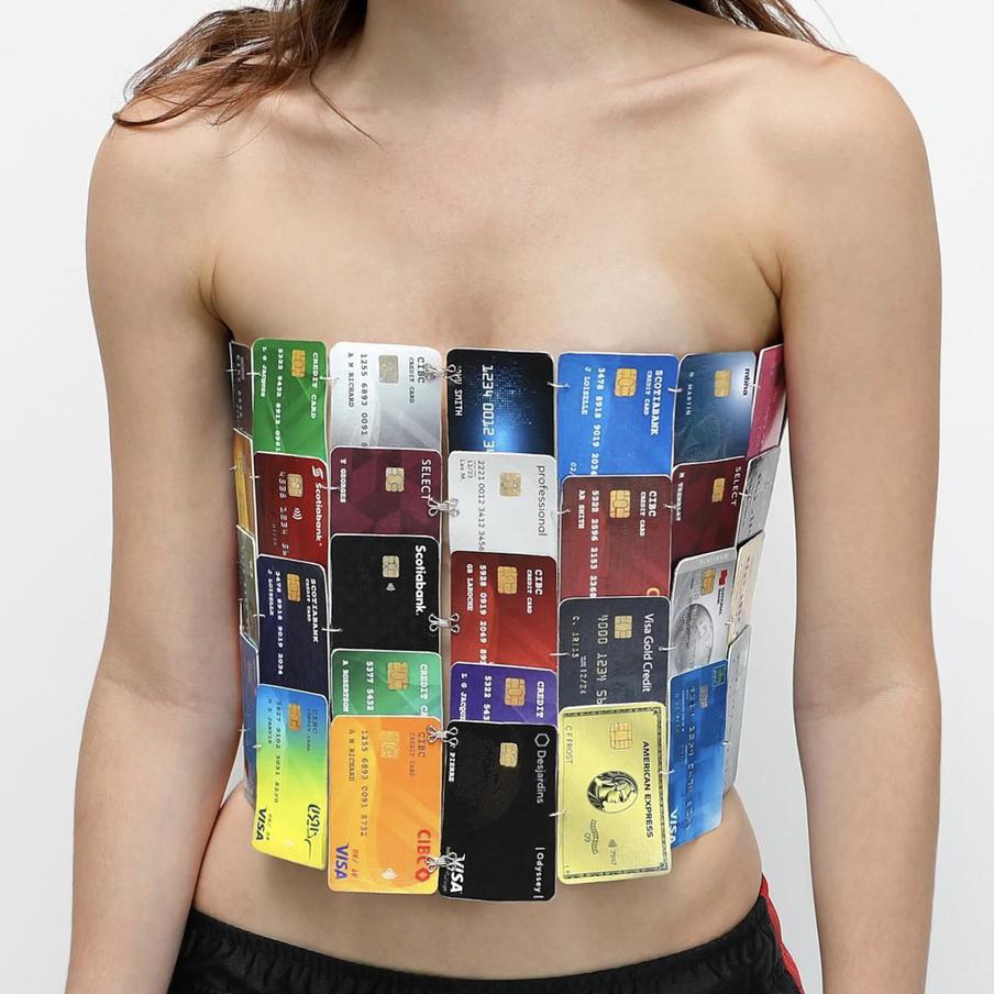 Топ из пластиковых карточек.