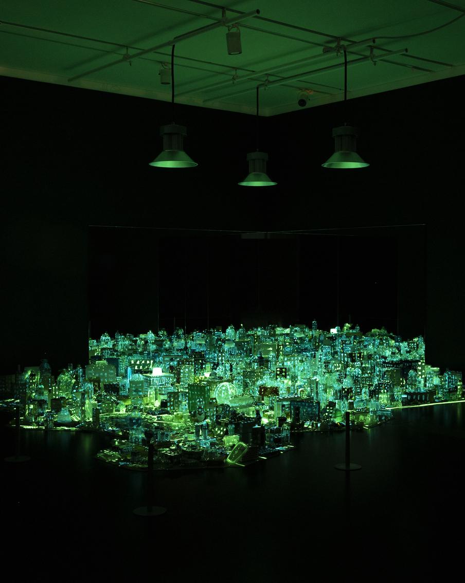 Бытовой мусор превращается в мегаполис со сталинскими высотками и уютными улочками