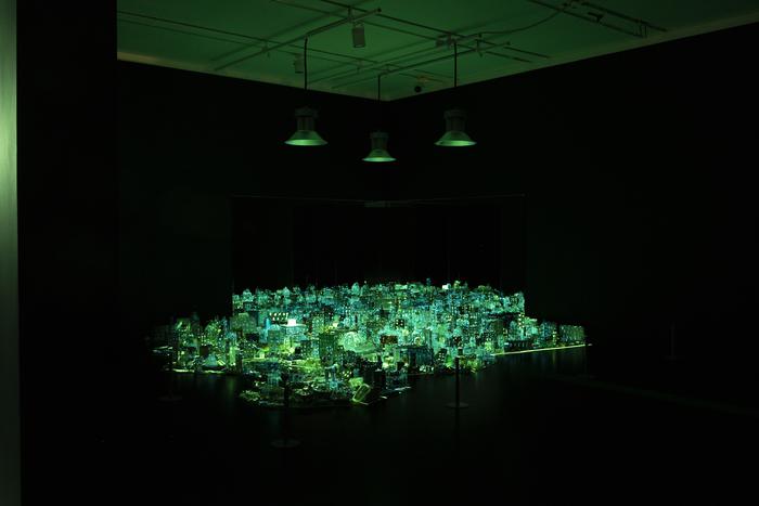 Бытовой мусор превращается в мегаполис со сталинскими высотками и уютными улочками