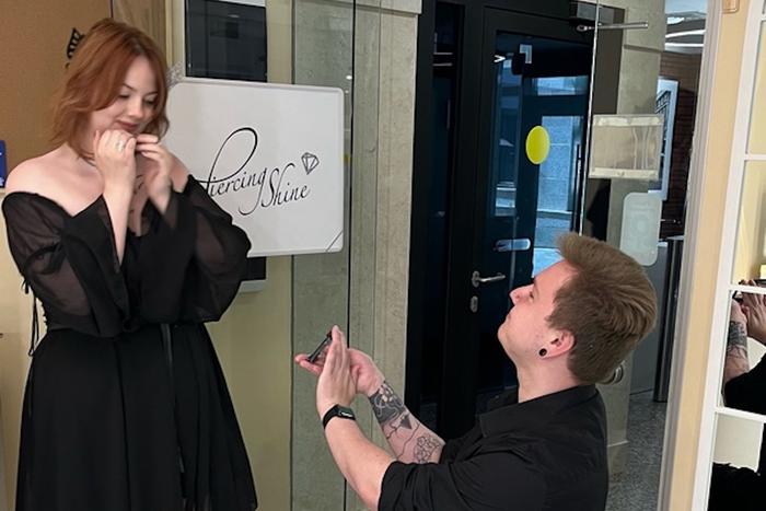 Московская пара поженилась в тату студии: вместо колец они сделали парный прокол на пальце