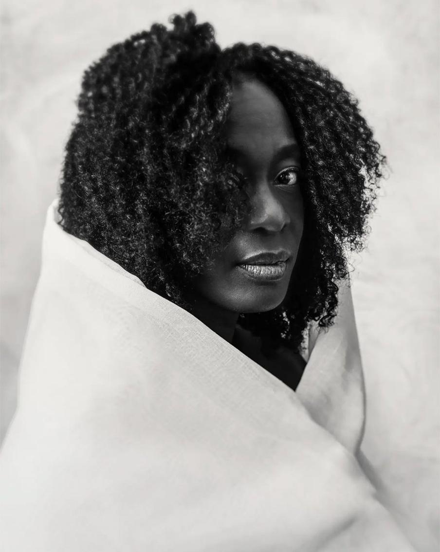 Премия за особые заслуги."Ракель Браун"В серии Smelt фотограф изображает людей на льду, запечатлённых в процессе его таяния. Работа Дисселя приглашает задуматься об уязвимости и трансформации человеческого существа. Портреты посвящены проблемам климата и глобального потепления / Рене Диссель, Нидерланды