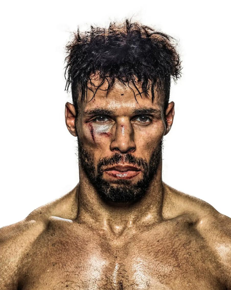 Премия за особые заслуги."Синяки и ссадины" Бои жестокие, но не люди, считает автор портретов бойцов Том Зимберофф. Автор исследует мотивацию мужчин и женщин, выходящих на ринг / Том Зимберофф, США