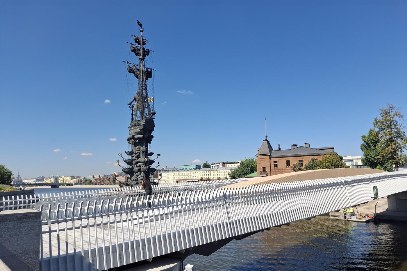 Собянин открыл новый мост между стрелкой острова Балчуг и Крымской набережной