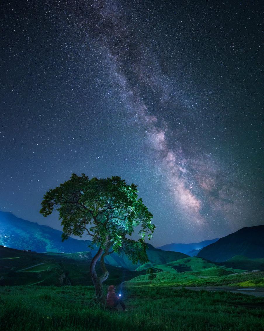 Россыпь звёзд. Снимок был сделан в Дагестане, недалеко от так называемых древних террас. "Красотой ночного неба можно любоваться бесконечно. Особенно вдали от крупных городов", – говорит автор фото Елена Ермолина.