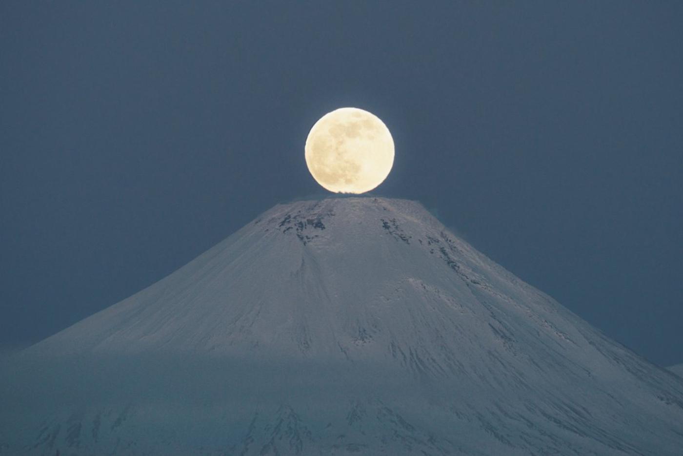 Симметрия. "Этот снимок я пытался сделать очень давно, в течение пяти лет, – говорит Павел Шелопугин. – Очень редкое явление, которое мне всё-таки удалось запечатлеть, – большая луна, достигшая вершины Авачинского вулкана (недалеко от города Елизово в Камчатском крае)".