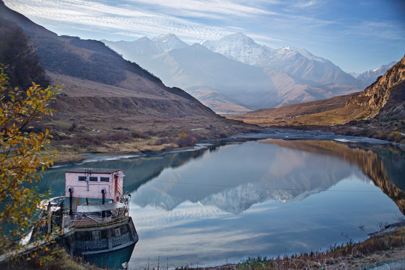 Кобанская ГЭС на рассвете. Автор снимка рассказала, что сделала его во время автопутешествия по Республике Северная Осетия, после того как добралась до Кобанского ущелья.