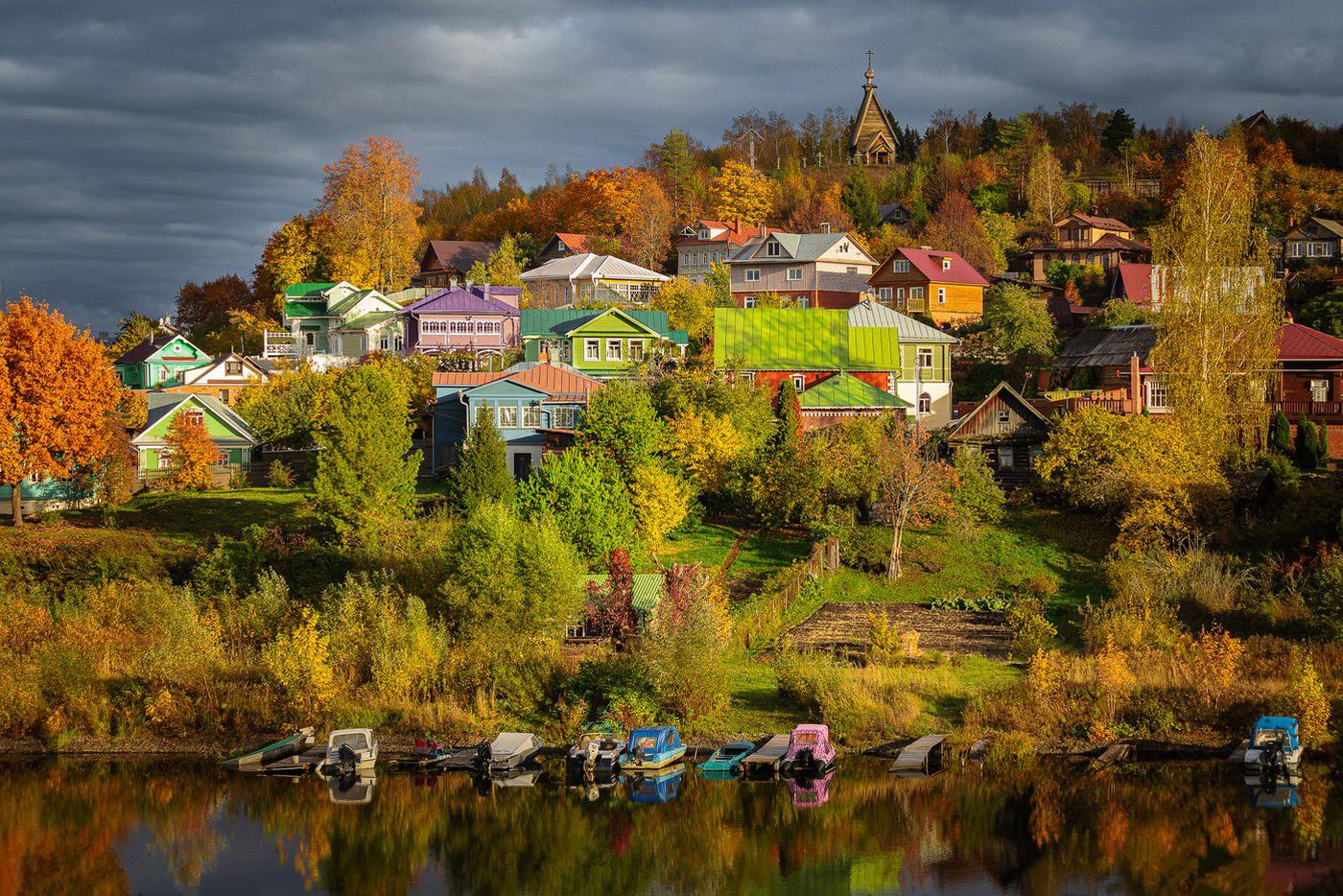 Из серии Плёс. Как отмечает автор снимка, в старинных городах России можно найти удивительные виды и Плёс в Ивановской области – одно из таких замечательных мест. В нём писал Исаак Левитан, его посещал Фёдор Шаляпин. Река Волга, старинные улочки, маленькие домики, лавочки и невероятные закаты и восходы…
