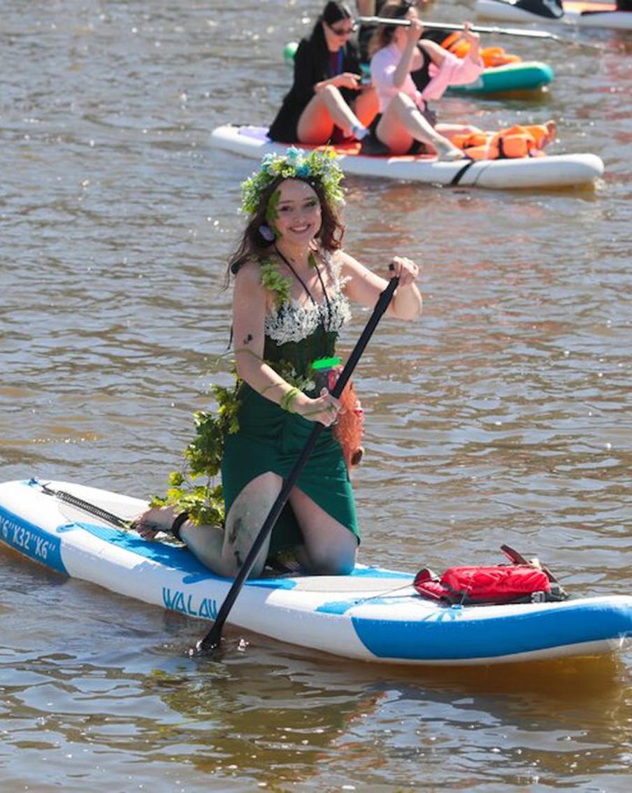 Смотрим на ретроавтомобили, слушаем музыку и катаемся на сапе. Как столица отметит День московского транспорта