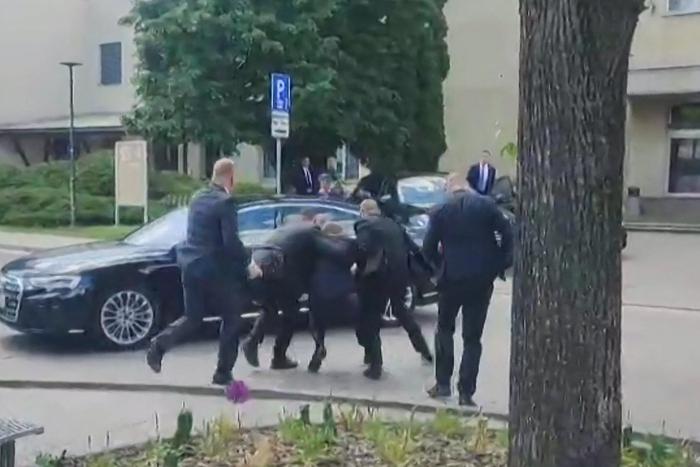 Фицо заявил о схожести сценариев покушений на себя и на Трампа