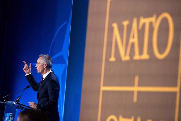 Генсек НАТО не поддержал идею сбивать летящие в сторону Польши ракеты