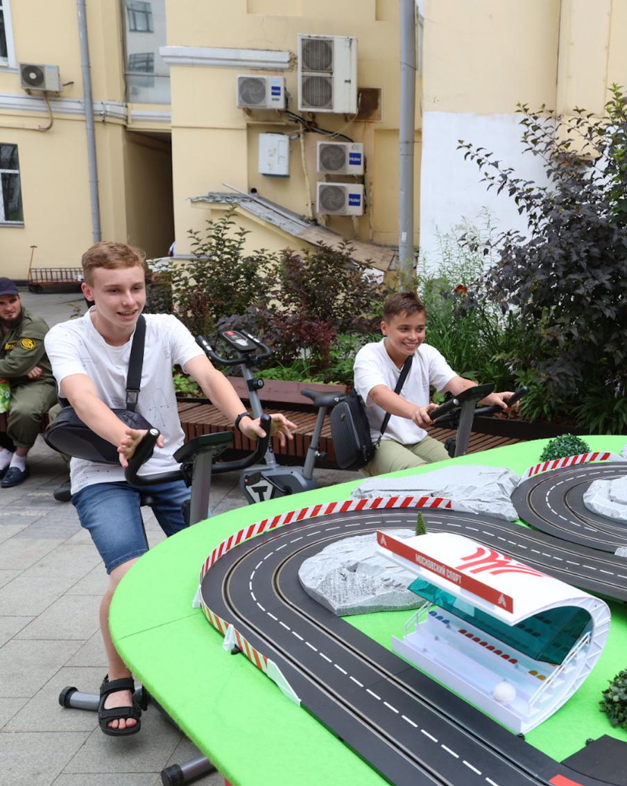 На фестивале "Ешь. Гуляй. Дыши" москвичи крутили педали и участвовали в пластиковых гонках