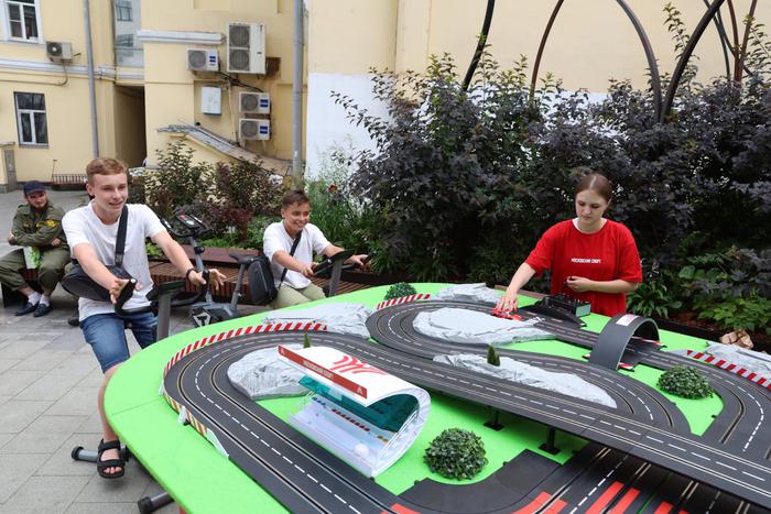 На фестивале "Ешь. Гуляй. Дыши" москвичи крутили педали и участвовали в пластиковых гонках