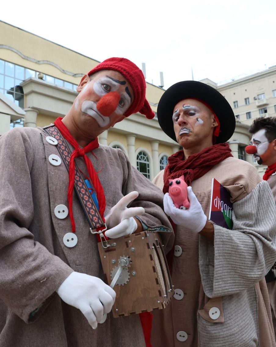 На московских бульварах обучают ораторскому мастерству и пантомиме