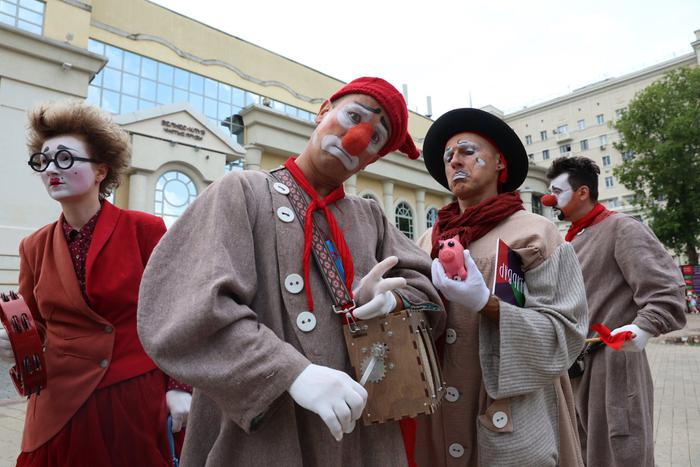 На московских бульварах обучают ораторскому мастерству и пантомиме