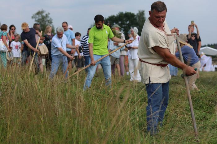 У москвичей новое модное увлечение: они учатся косить траву ручной косой