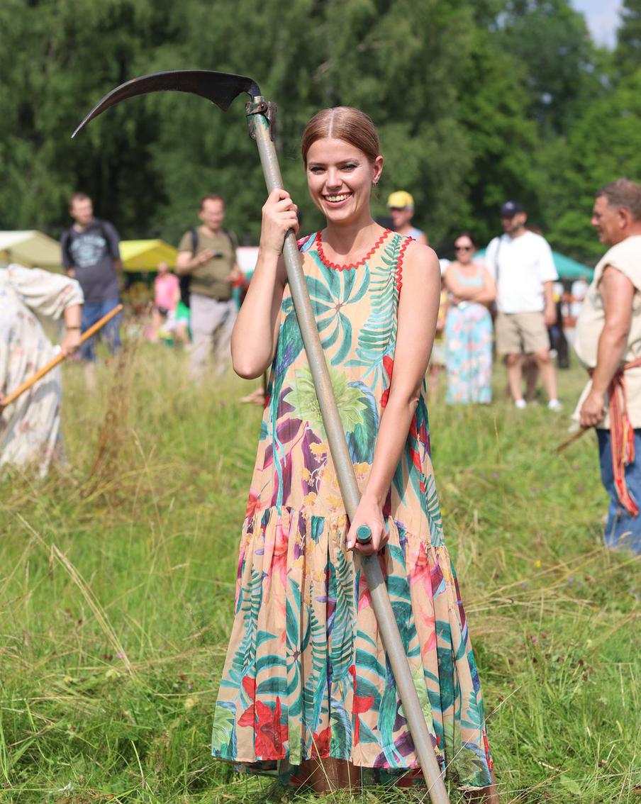 Ксения, самая красивая участница сенокоса. 