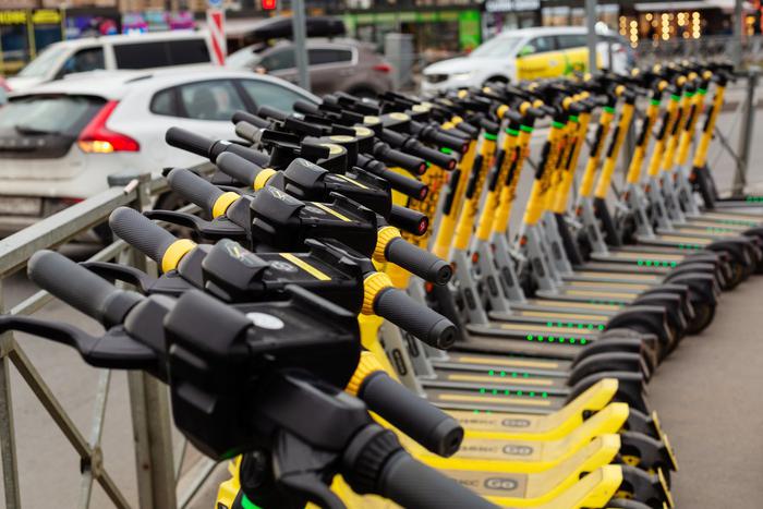 Володин запустил опрос о запрете езды на электросамокатах по улицам