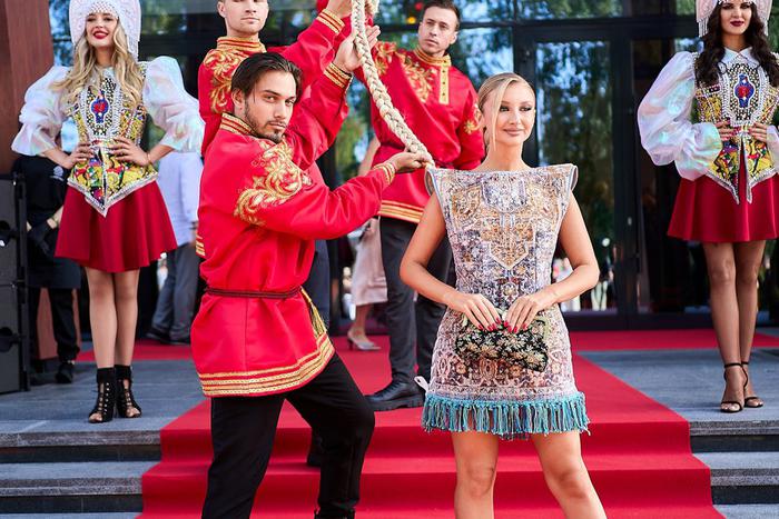 Репортёр в кокошнике поспрашивала Диброва и Фомина, каково это – быть русским