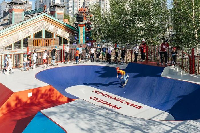 Лето в Москве: в городских скейт-парках бесплатно научат езде на трюковом самокате