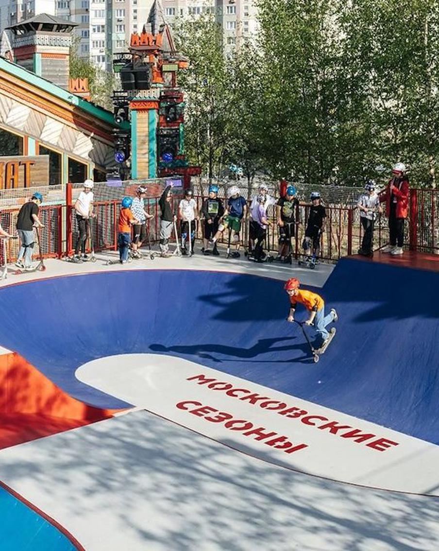 Лето в Москве: в городских скейт-парках бесплатно научат езде на трюковом самокате