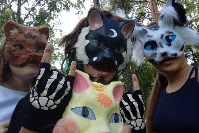 По-собачьи и по-кошачьи пугают людей: почему дети стали  ходить по городу с накладными ушами и хвостами