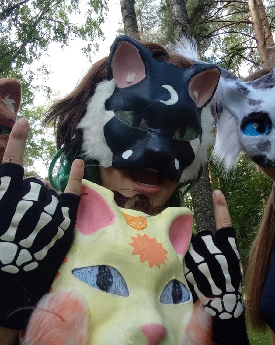 По-собачьи и по-кошачьи пугают людей: почему дети стали  ходить по городу с накладными ушами и хвостами