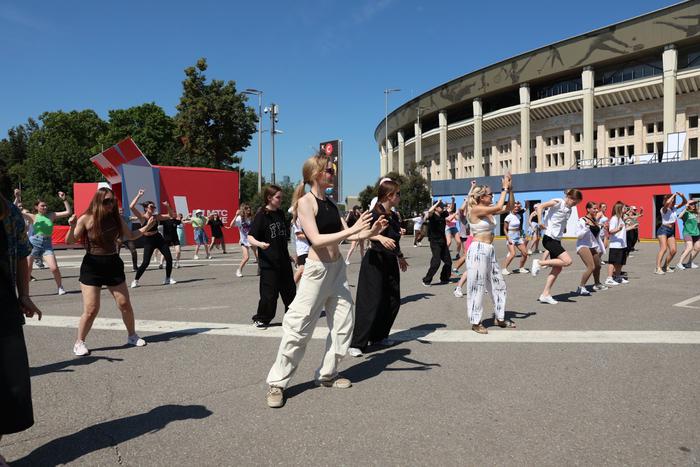 Любители горячих танцев вышли на улицу, чтобы зажечь в Лужниках