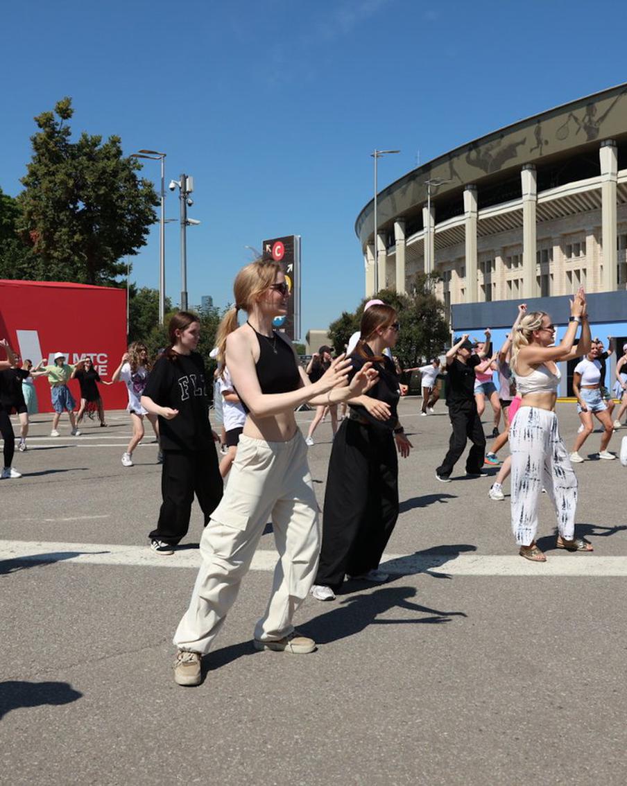 Любители горячих танцев вышли на улицу, чтобы зажечь в Лужниках