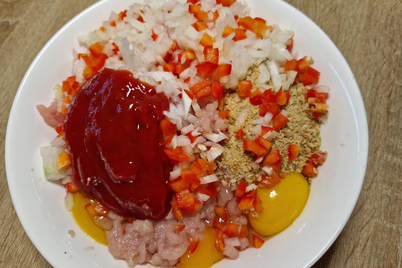 Замешиваем мясное тесто.