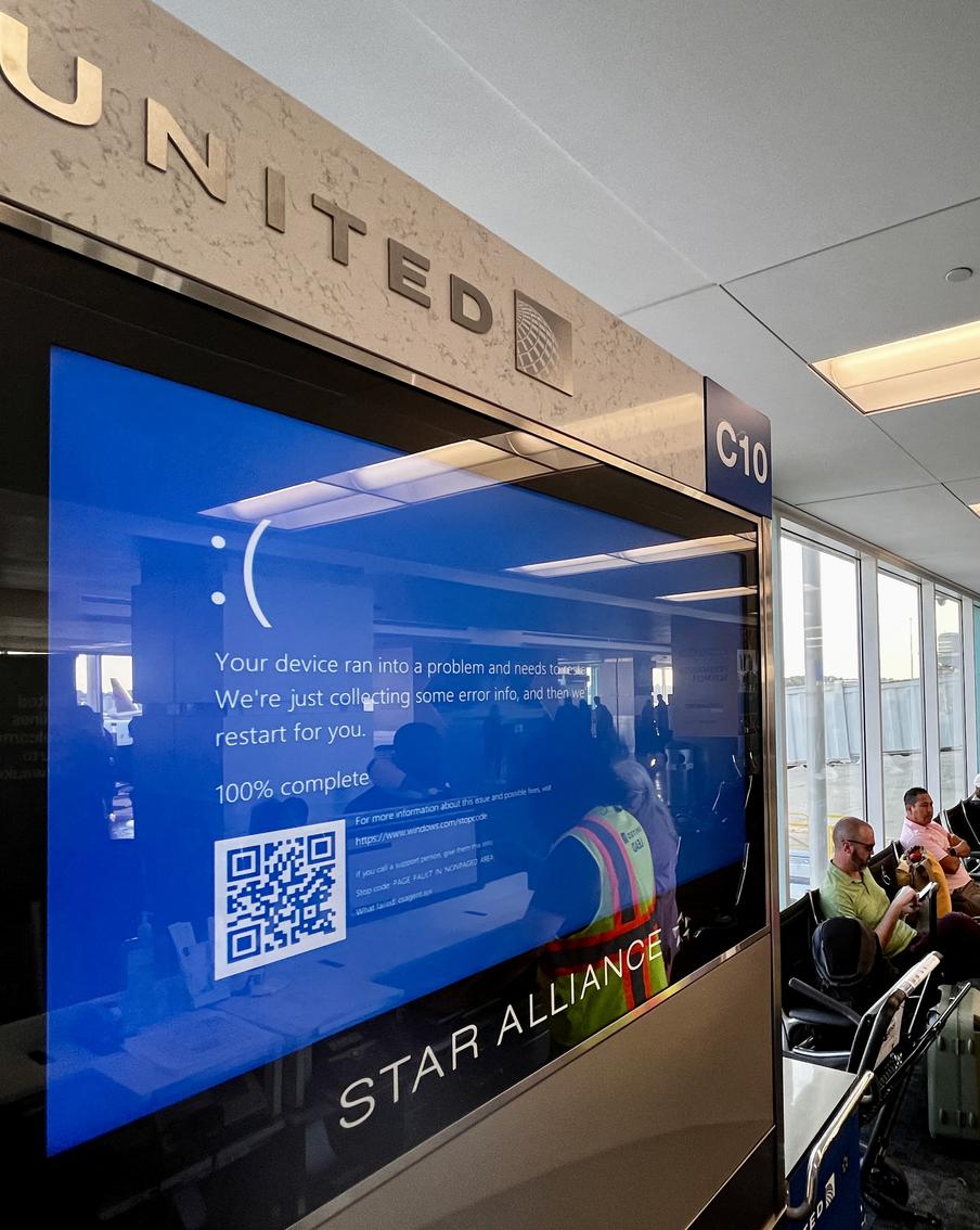 Сотни рейсов были задержаны по всему миру в пятницу. Что стало причиной глобального сбоя в работе аэропортов?